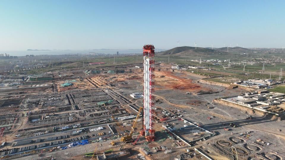 全球长丙烷丙烯分离塔吊装成功，“巨无霸”在烟台蓬莱站起来了