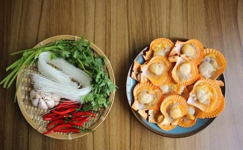  鲜美|立秋之后海鲜正当季，8毛钱的扇贝，配上秘制金银蒜，又香又鲜美