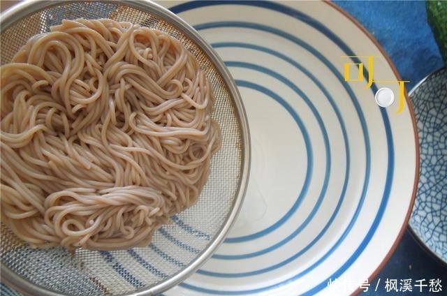 送给|热量极低,口感却很好的凉拌荞麦面,送给喜欢健康饮食的你