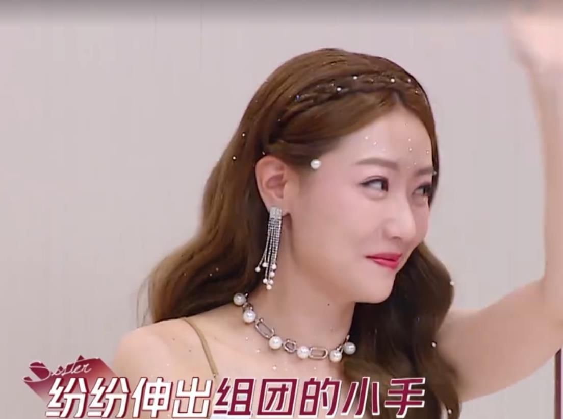  队友|孟佳孤立无援，吴昕暖心救场，金晨张含韵都低头躲避，队友也逃了