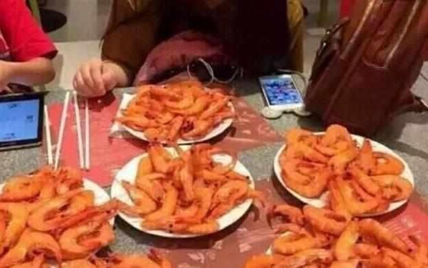 老板|母女吃自助狂拿6盘大虾，看到桌上的虾壳老板怒了，食客骂得好