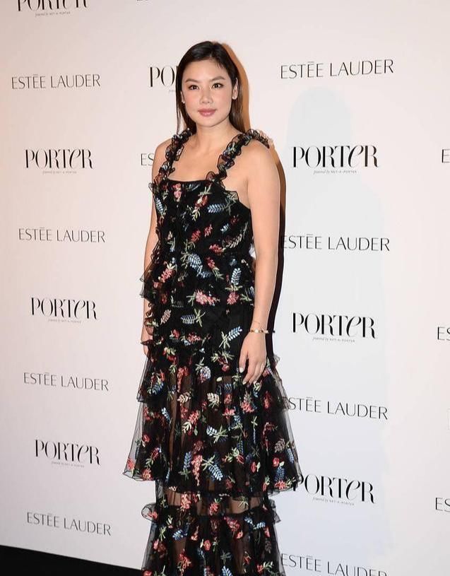 黑裙|两位前“天王嫂”同框穿黑裙,熊黛林身材曼妙,乐基儿发福成大妈