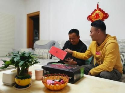 中秋节|女婿首次见面老丈人 没有烟没有酒只送一张“卡”却被连连夸