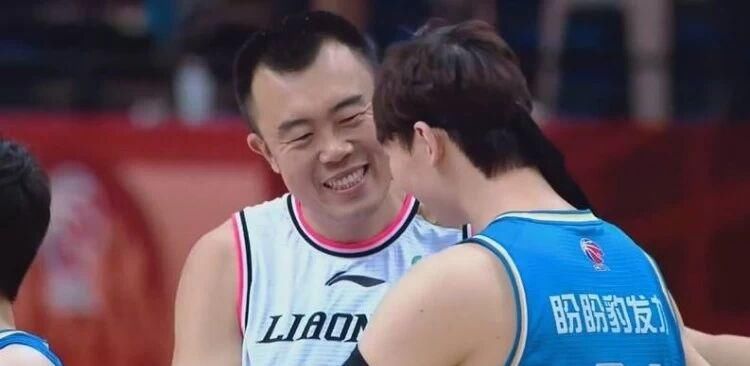 广告牌|14分钟领到4犯,郭艾伦狠狠地拍手+怒踹广告牌,太容易上头了!