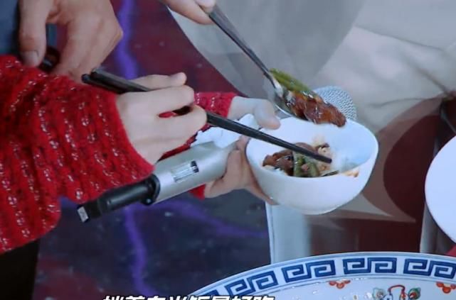 粉丝|赵丽颖看到卤肉，立马拿碗盛，看到她给谁吃了？粉丝直呼羡慕