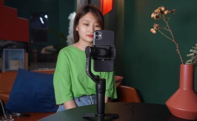  拍出|稳定器越贵越好？飞宇稳定器，低成本玩大动作，还能拍出电影效果