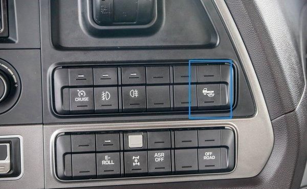  实拍|新增各种预警配置，实拍520马力现代创虎重卡，还有越野模式