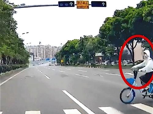  电动车|“头巾族”横穿马路被撞，车主有话想问，这样真能看见路？