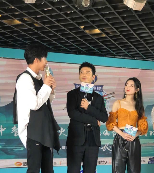  中餐厅|《中餐厅》媒体见面会生图赵丽颖颜值不扛打, 皮肤黑个子小腿短缺点全暴露