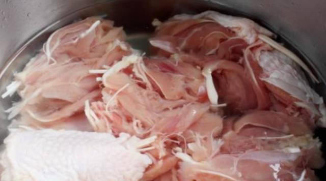  大厨|不论什么肉，越焯水越脏？40年大厨：记住这2点！杂质自己跑出来