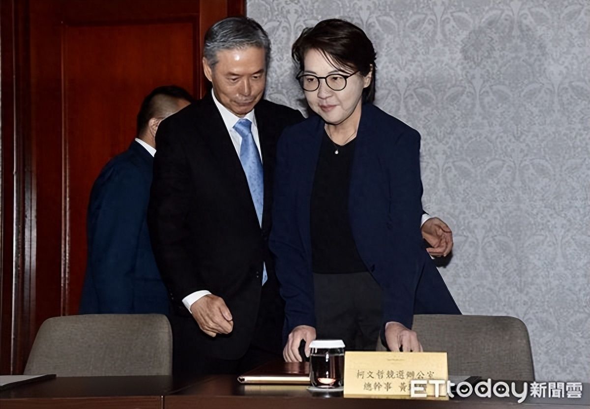 “蓝白会”4人着西装出席！金溥聪帮黄珊珊拉椅子展现善意