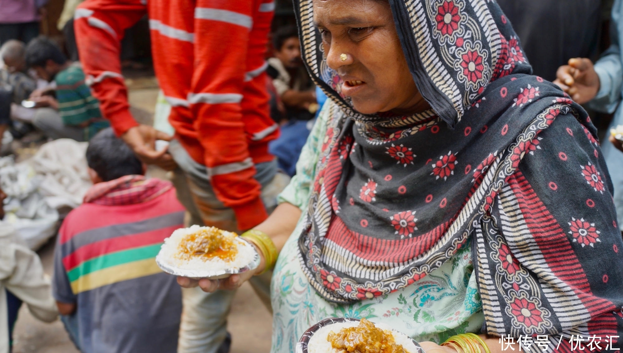 吃饭|北京小伙请印度穷人吃饭 一共要请500人