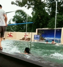 才能|搞笑GIF：哥们，你这样锻炼的方式不对啊，是谁教你的要吃饱才能锻炼减肥的啊