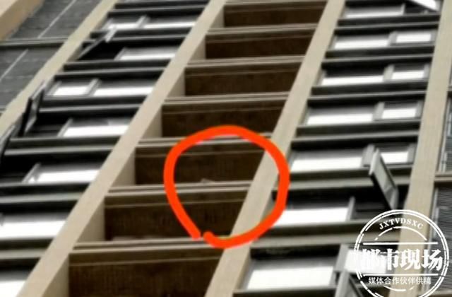  男子|30楼“飞”下菜刀等杂物，男子5个月2次高空抛物，居民心慌慌