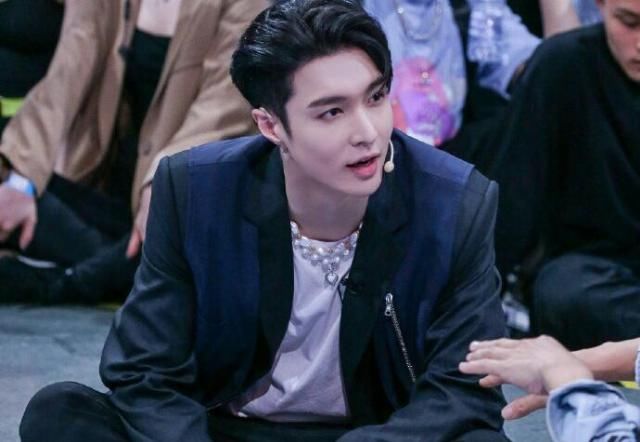 跺裂|人间打桩机?张艺兴小绵羊变大魔王,为练舞把地板跺裂