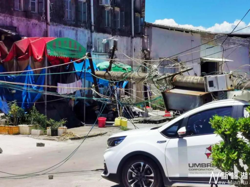  倒下|惊险！揭西一电线杆忽然倒下，压到小车……