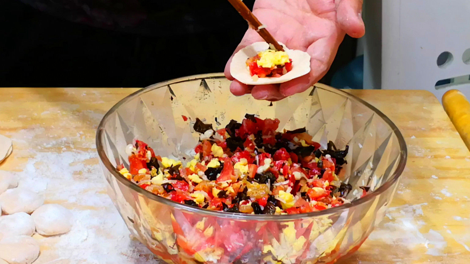  西红柿|夏天用它包饺子最香，不到10块钱做一锅，比三鲜和肉馅都好吃！