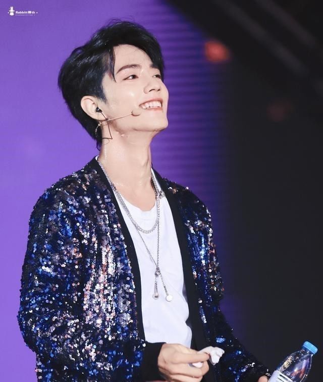  DAYTOY|1734块! 肖战粉丝用15阶魔方拼字, 祝福肖战DAYTOY星途坦荡