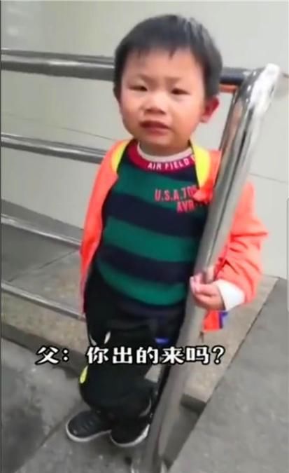 无动于衷|男孩玩耍被“卡”住，爸爸在一旁“无动于衷”，对话让网友笑疯