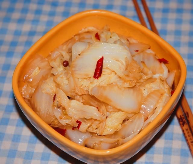  下锅|醋溜白菜，直接下锅炒就错了，记住2个妙招，白菜脆嫩酸爽真好吃