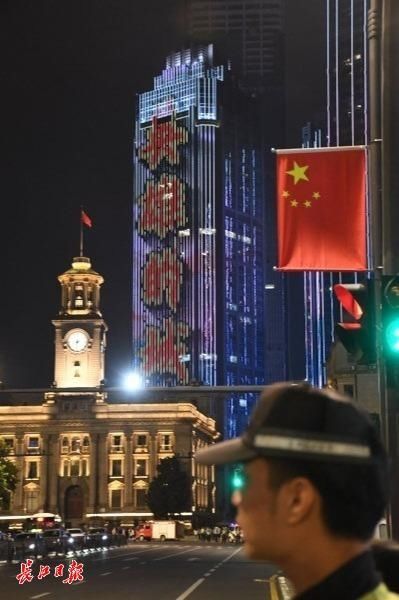 震撼|全城点亮!武汉流光溢彩向她表白,场面震撼