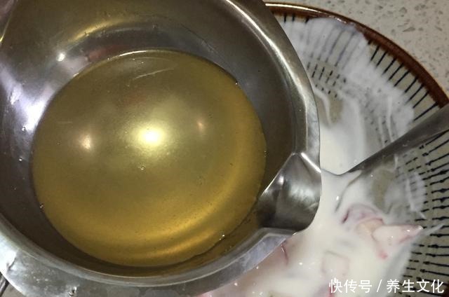 草莓|这蛋糕无需烤箱就能做，香甜嫩滑，入口即化，新手一次成功