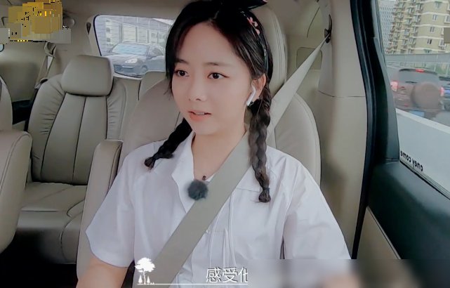  下意识|谭松韵冒雨重返节目组，谁注意张新成下意识反应？怕是偶像剧情