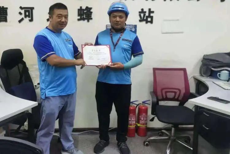 霸气|消防车被堵,外卖小哥上海街头霸气指挥交通,被重奖了