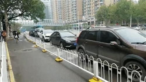 该车|右转车道成“停车场”？交警称该车道已划定为停车位