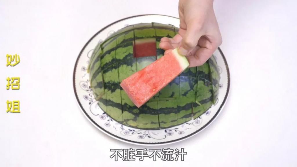  西瓜|用这个方法切西瓜，吃完不脏手不流汁，大家都夸好！