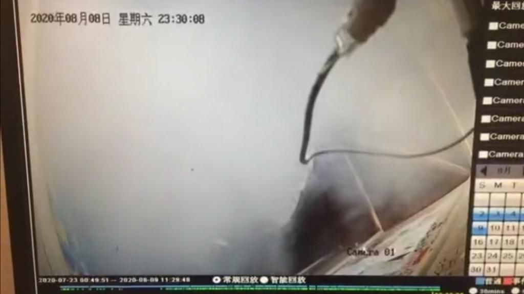  瞬间|女子骑电动车坐电梯，电瓶突然冒烟起火，电梯厢瞬间被浓烟吞噬