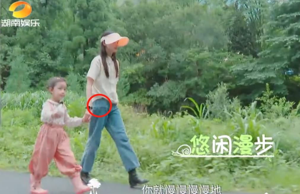 被迫|郑爽节目中遇生理期却被迫淋雨,有谁注意她的动作?女生看了都懂!