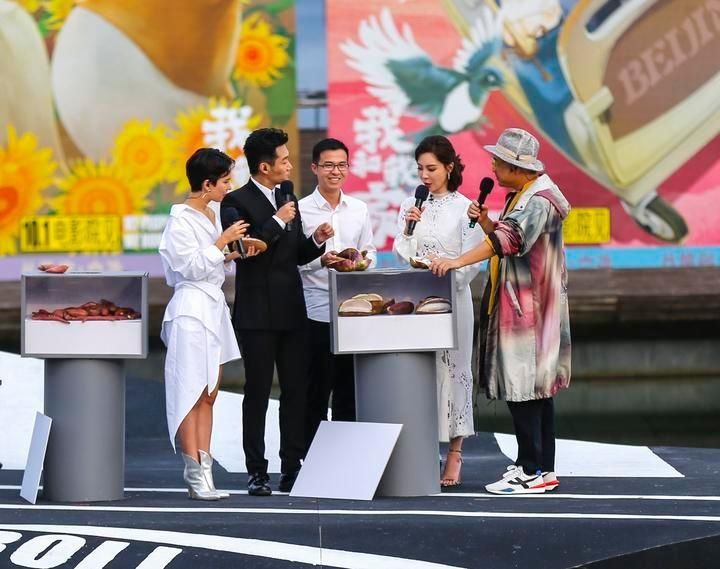 首映礼|“千岛湖的美很难复制”,徐峥带着主演们回拍摄地千岛湖参加《我和我的家乡》首映礼