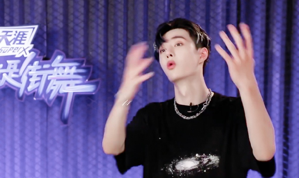 街舞|街舞王一博谈舞蹈声情并茂,被队友掏胳肢窝比耶,默契足变甜甜