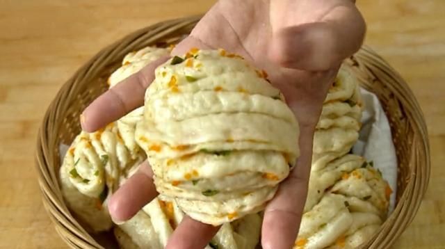  最常见|蒸花卷时，别再只放油和盐了，教你新方法，暄软劲道，好吃又好看