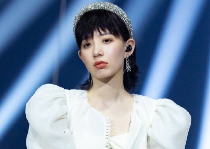  李斯|李斯丹妮发文为《姐姐》总决赛公演舞台打call