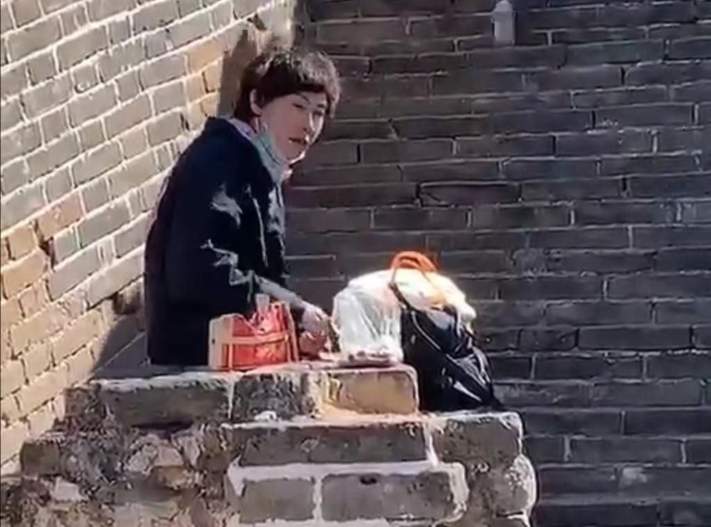 瓜子皮|女游客在司马台长城随地乱吐瓜子皮,我行我素不听网友劝阻