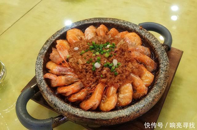  父母|孩子高考581分，父母大摆宴席，一桌十几道菜花了800元，真豪爽