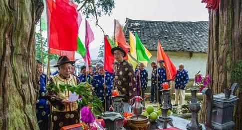 至今|中国“最奇葩”的古村庄,对鲤鱼行三拜九叩礼,至今延续了800年