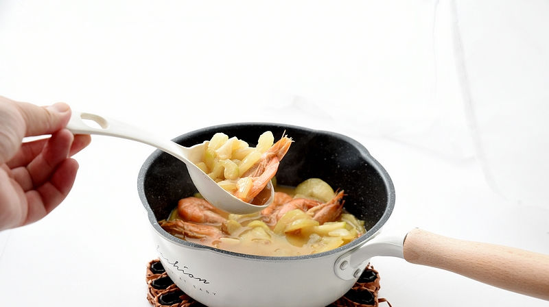  讨喜|最多十分钟上桌的讨喜菜，一种海鲜一种蔬菜同炖，吃一回想下回