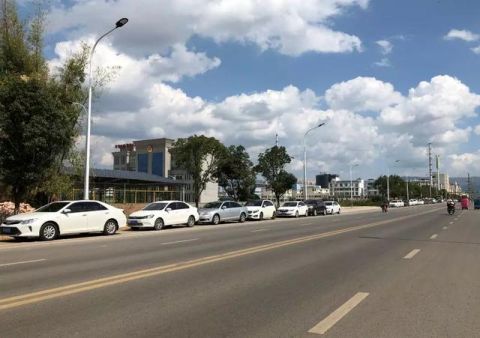  隔离护栏|还想随意调头、乱穿马路？红河蒙自这条路装了个“神器”