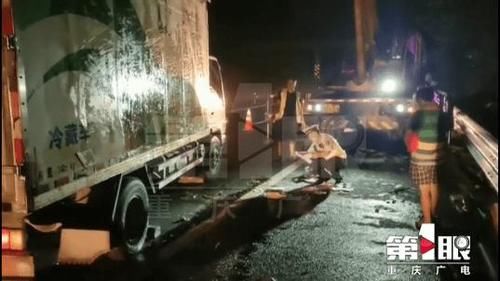  高速公路|驾驶员疲劳驾驶 一车牛奶侧翻了