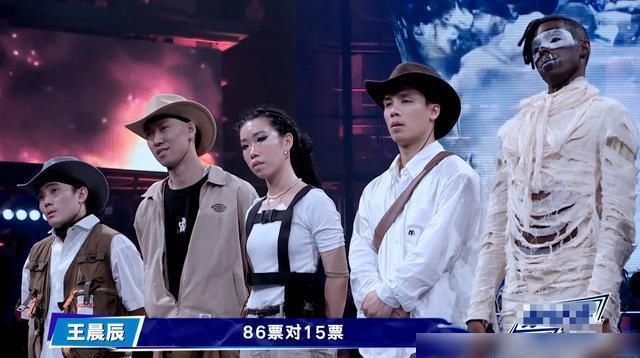  愁容|《街舞》王一博完虐张艺兴，张艺兴满脸愁容，仍强颜欢笑鼓励队员
