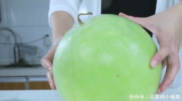中薪|靓妹用7块钱买了一个西瓜,一刀劈开那一刻,发现被坑了