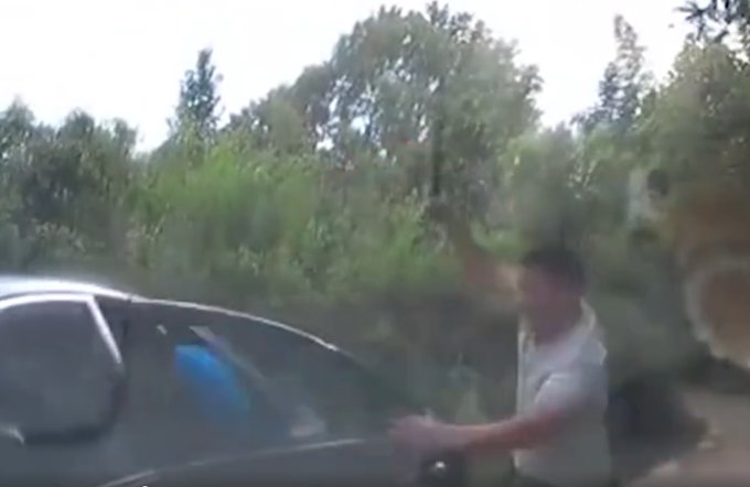 受伤|愿平安！民警遭歹徒驾车碾压拖行受伤，目前仍在抢救