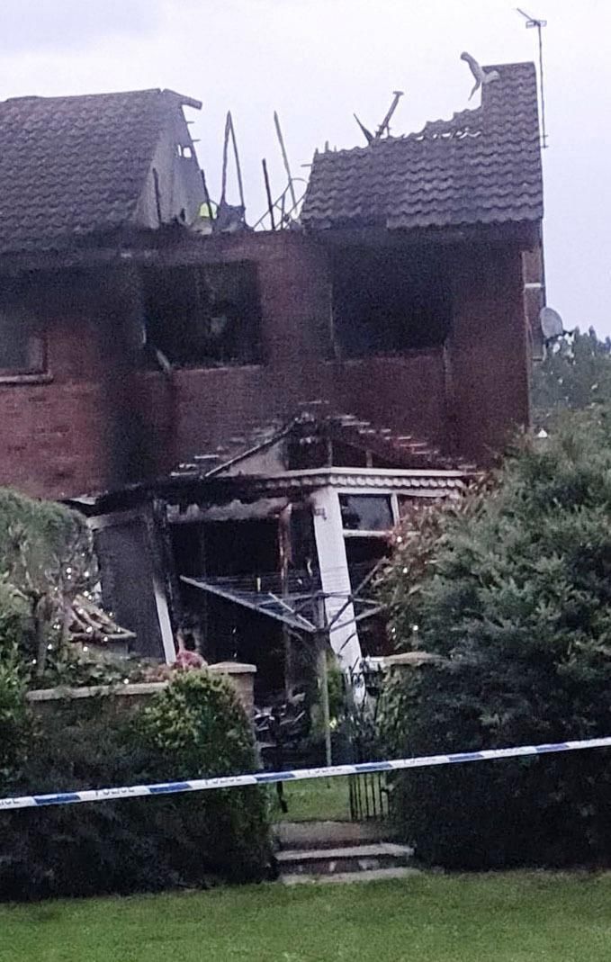  房子|英国一家人房子被雷劈 瞬间着火烧坍塌 女主人回想仍觉心悸