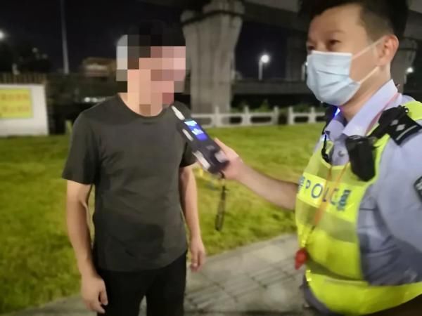 沈警官|外地一家四口来珠海旅游,回家途中父亲出事被抓!孩子哭闹不止!