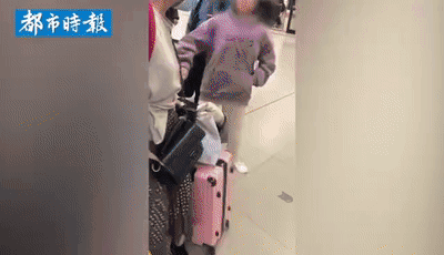 恶语相向|快评丨女孩当众连踹母亲6脚，别急着对这位妈妈恶语相向