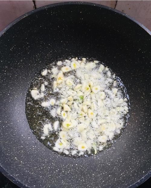  豆腐|西红柿炖豆腐，美味特下饭，汤汁泡米饭，熊孩子能吃两大碗！