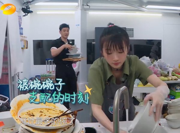 引热议|李浩菲在后厨刷一个小时碗，赵丽颖做的事情引热议：难怪被吐槽